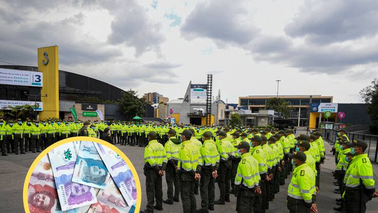 Uniformados de la Policía Nacional de Colombia. En el círculo, billetes colombianos (GettyImages)