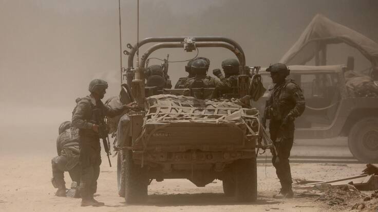 Lugar no revelado (Israel), 07/02/2024.- Soldados israelíes junto a un vehículo militar en un lugar no revelado cerca de la frontera con la Franja de Gaza este martes. El ejército israelí declaró hoy que continuaba con las operaciones en las áreas de Shejaiya, Rafah y el centro de Gaza. EFE/ Abir Sultan