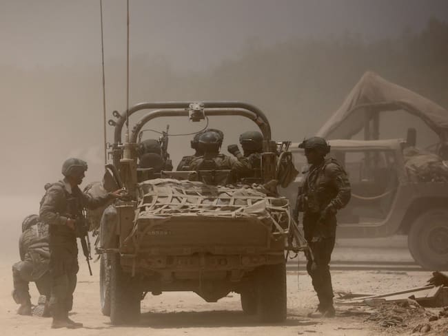Lugar no revelado (Israel), 07/02/2024.- Soldados israelíes junto a un vehículo militar en un lugar no revelado cerca de la frontera con la Franja de Gaza este martes. El ejército israelí declaró hoy que continuaba con las operaciones en las áreas de Shejaiya, Rafah y el centro de Gaza. EFE/ Abir Sultan