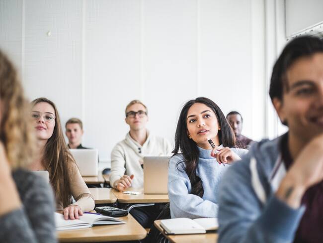 Estudiantes universitarios en el aula de clase (Foto vía Getty Images)