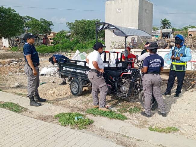 Sancionan a conductor de motocarro por arrojar basura a la Ciénaga de la Virgen. Foto: Cortesía Alcaldía Cartagena.