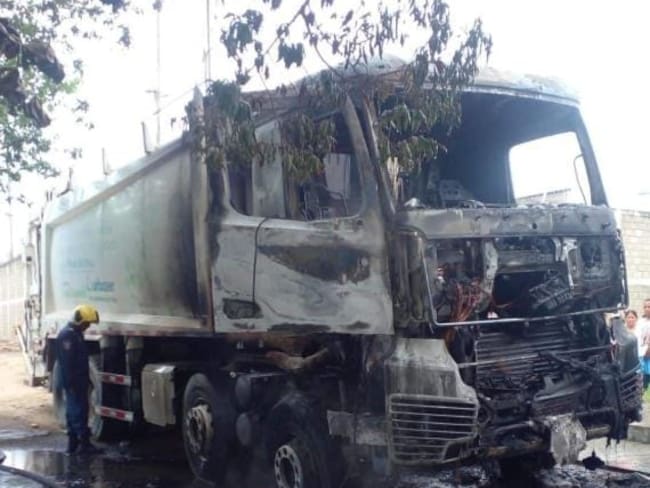 Hombres armados incineran vehículo de empresa de servicio público en Montería. Foto: captura de video.