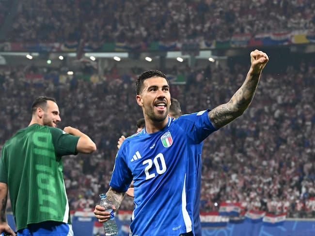 Leipzig (Germany), 23/06/2024.- Mattia Zaccagni of Italy and teammates celebrate with supporters after the UEFA EURO 2024 group B soccer match between Croatia and Italy, in Leipzig, Germany, 24 June 2024. (Croacia, Alemania, Italia) EFE/EPA/Daniel Dal Zennaro