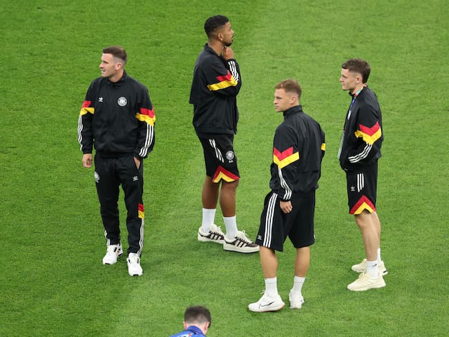 Frankfurt Am Main (Germany), 23/06/2024.- (L-R) Pascal Gross, Benjamin Henrichs, Joshua Kimmich and Florian Wirtz of Germany inspect the pitch before the EURO 2024 group A soccer match between Switzerland and Germany, in Frankfurt am Main, Germany, 23 June 2024. (Alemania, Suiza) EFE/EPA/GEORGI LICOVSKI
