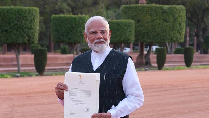 New Delhi (India), 07/06/2024.- Indian Prime Minister Narendra Modi, shows a letter by Indian President Droupadi Murmu, inviting him to form the Indian Government while delivering a speech after meeting Indian President at the presidential official residence Rashtrapati Bhavan, in New Delhi, India, 07 June 2024. Narendra Modi will be sworn-in as Indian Prime Minister on 09 June 2024. (Nueva Delhi) EFE/EPA/T. NARAYAN