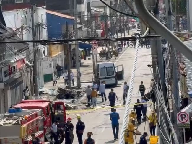 Las imágenes de las cámaras de seguridad muestran a dos individuos que son sospechosos de estar involucrados en el atentado. Foto: W Radio.