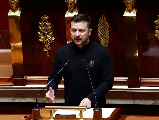 Paris (France), 07/06/2024.- Ukraine&#039;s President Volodymyr Zelensky addresses the French National Assembly as part of his visit to France, in Paris, France, 07 June 2024. Zelensky arrived in France on 06 June to attend commemorations of the 80th anniversary of D-Day in Normandy. (Francia, Ucrania) EFE/EPA/YOAN VALAT