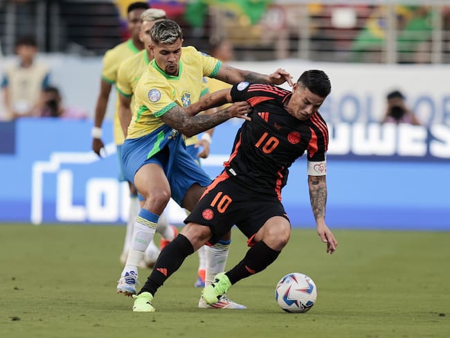 Santa Clara (United States), 02/07/2024.- Brazil midfielder Bruno Guimaraes (L) and Colombia midfielder James Rodriguez (R) battle for the ball during the second half of the CONMEBOL Copa America 2024 group D soccer match between Brazil and Colombia, in Santa Clara, California, USA, 02 July 2024. (Brasil) EFE/EPA/JOHN G. MABANGLO