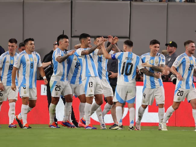 East Rutherford (United States), 25/06/2024.- The Argentina squad, including Argentina forward Lionel Messi (3-R), celebrate a goal during the second half of the CONMEBOL Copa America 2024 group A soccer match between Argentina and Chile, at MetLife Stadium in East Rutherford, New Jersey, USA, 25 June 2024. EFE/EPA/JUSTIN LANE

