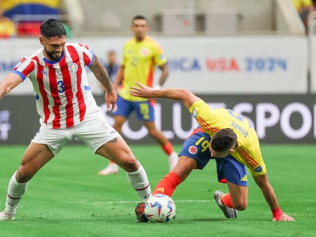 Houston (United States), 24/06/2024.- Paraguay defender Omar Alderete (L) and Colombia forward Rafael Santos Borre (R) fight for the ball during the first half of the CONMEBOL Copa America 2024 group D match between Colombia and Paraguay, in Houston, Texas, USA, 24 June 2024. EFE/EPA/LESLIE PLAZA JOHNSON