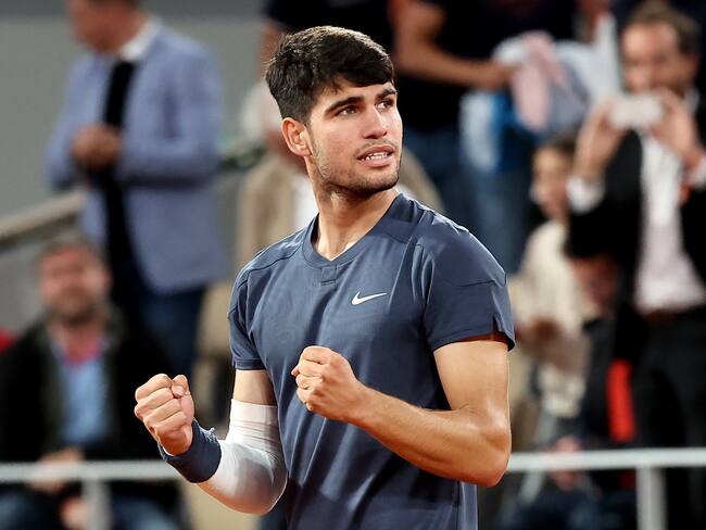 Paris (France), 29/05/2024.- Carlos Alcaraz of Spain celebrates after winning his Men&#039;s Singles 2nd round match against Jesper De Jong of the Netherlands at the French Open Grand Slam tennis tournament at Roland Garros in Paris, France, 29 May 2024. (Tenis, Abierto, Francia, Países Bajos; Holanda, España) EFE/EPA/CHRISTOPHE PETIT TESSON