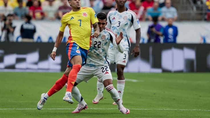 Glendale (United States), 28/06/2024.- Luis Diaz (L) of Colombia in action against Quiros Cruz (R) of Costa Rica during the first half of the CONMEBOL Copa America 2024 group D soccer match between Colombia and Costa Rica, in Glendale, Arizona, USA, 28 June 2024. EFE/EPA/JOHN G. MABANGLO
