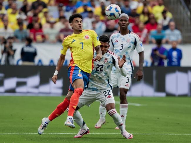 Glendale (United States), 28/06/2024.- Luis Diaz (L) of Colombia in action against Quiros Cruz (R) of Costa Rica during the first half of the CONMEBOL Copa America 2024 group D soccer match between Colombia and Costa Rica, in Glendale, Arizona, USA, 28 June 2024. EFE/EPA/JOHN G. MABANGLO
