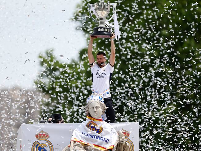 El capitán del Real Madrid, Nacho Fernández, levanta la copa junto a la diosa Cibeles durante la celebración con aficionados de la trigésimo sexta Liga, este domingo en la plaza de Cibeles. EFE/Rodrigo Jiménez
