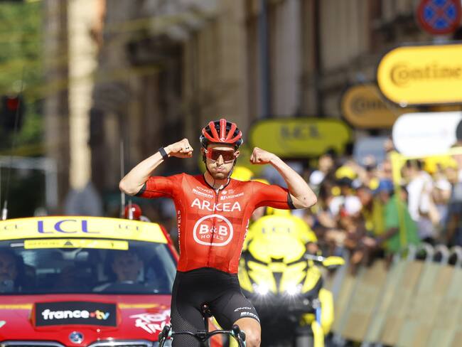 Bologna (Italy), 30/06/2024.- French rider Kevin Vauquelin of Team ArkeañB&B Hotels celebrates as he crosses the finish line to win the second stage of the 2024 Tour de France cycling race over 199km from Cesenatico to Bologna, Italy, 30 June 2024. (Ciclismo, Francia, Italia) EFE/EPA/KIM LUDBROOK
