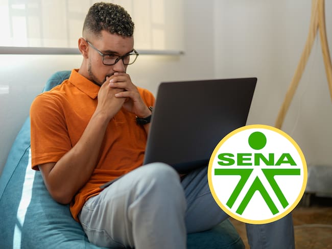 Hombre usando su computador portátil y encima el logo del SENA (GettyImages / redes sociales)