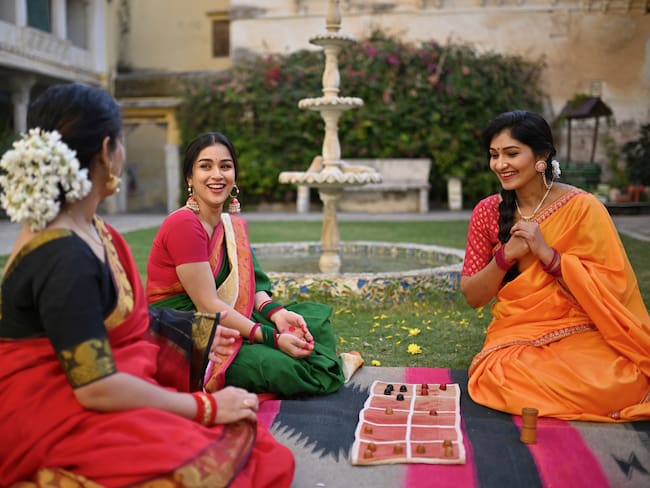 Mujeres de India sentadas en un parque hablando (GettyImages)