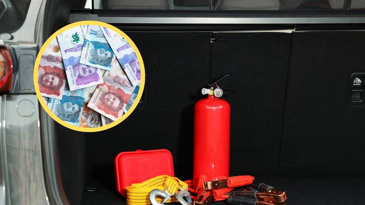 Extintor, botiquín, correa de remolque y cables de arranque junto a dinero colombiano (GettyImages).