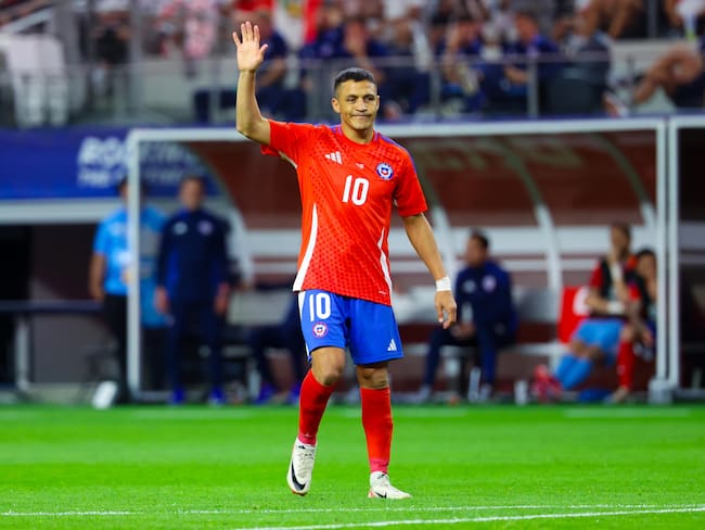 Arlington (United States), 22/06/2024.- Chile forward Alexis Sanchez reacts during the CONMEBOL Copa America 2024 group A match between Peru and Chile, in Arlington, Texas, USA, 21 June 2024. EFE/EPA/KEVIN JAIRAJ
