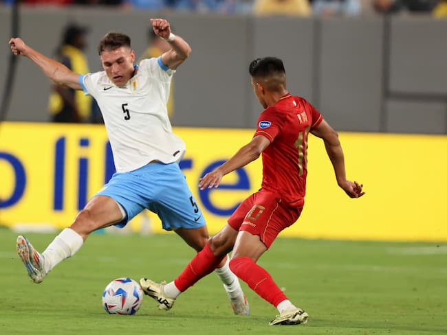 East Rutherford (United States), 28/06/2024.- Uruguay midfielder Manuel Ugarte (L) and Bolivia midfielder Ramiro Vaca battle for the ball during the first half of a CONMEBOL Copa America 2024 group C match in East Rutherford, New Jersey, USA, 27 June 2024. EFE/EPA/JUSTIN LANE
