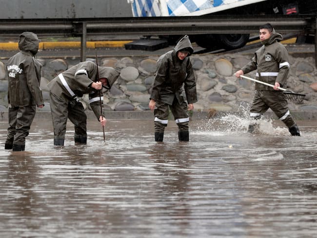 Miles de damnificados y caos por intensas lluvias en Chile. Foto: EFE/Elvis González
