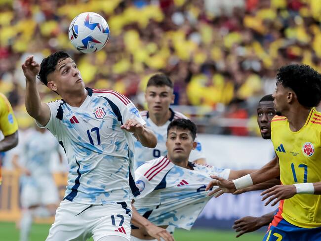 Glendale (United States), 28/06/2024.- Warren Madrigal (L) of Costa Rica in action against Johan Mojica (R) of Colombia during the first half of the CONMEBOL Copa America 2024 group D soccer match between Colombia and Costa Rica, in Glendale, Arizona, USA, 28 June 2024. EFE/EPA/JOHN G. MABANGLO
