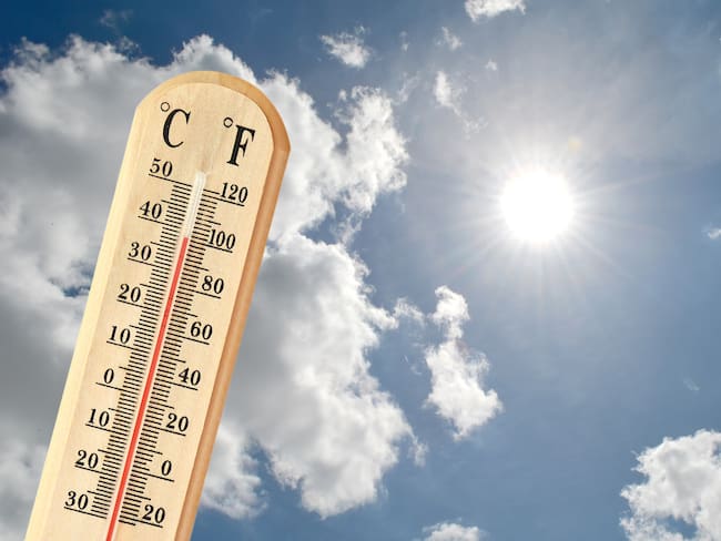 Termómetro que muestra la alta temperatura del día (GettyImages)