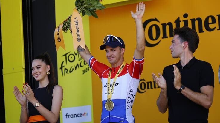 Dijon (France), 04/07/2024.- Dutch rider Dylan Groenewegen of Team Jayco AlUla celebrates on the podium after winning the sixth stage of the 2024 Tour de France cycling race over 163km from Macon to Dijon, France, 04 July 2024. (Ciclismo, Francia) EFE/EPA/KIM LUDBROOK