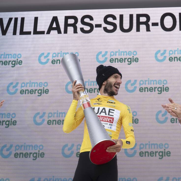 Villars-sur-ollon (Switzerland Schweiz Suisse), 16/06/2024.- Winning rider Adam Yates of UAE Team Emirates (L) celebrates with the trophy and tour director Olivier Senn (R) on the podium after the Tour de Suisse in Villars-sur-Ollon, Switzerland, 16 June 2024. (Ciclismo, Suiza) EFE/EPA/GIAN EHRENZELLER