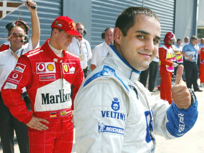 Michael Schumacher (de rojo al fondo) y Juan Pablo Montoya (de blanco con el pulgar arriba). Foto: Getty Images.