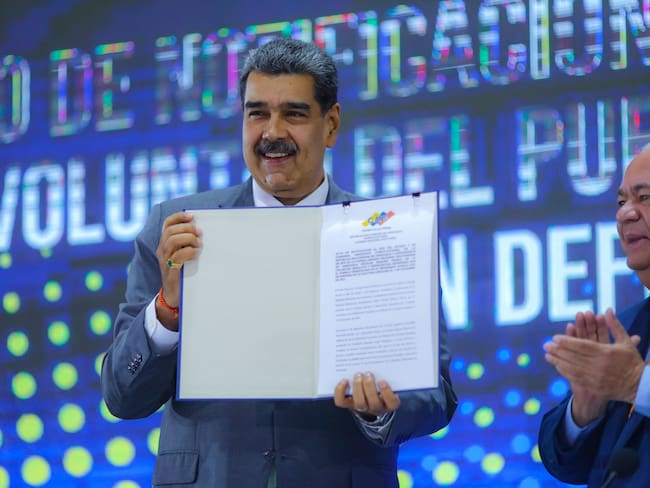 Nicolás Maduro recibe resultados de la consulta sobre el Esequibo realizada el 3 de diciembre. Foto: Prensa Presidencial.