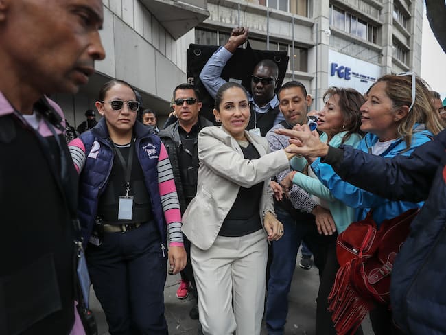 AME619. QUITO (ECUADOR), 18/09/2023.- La candidata presidencial Luisa González (c) sale hoy acompañada de sus simpatizantes, de la Fiscalía General del Estado, después de entregar una demanda por un supuesto intento de atentado en su contra, en Quito (Ecuador). EFE/José Jácome
