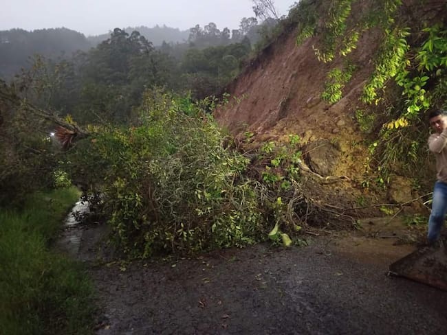 La vía de la Concesión del Sisga, entre Macanal y Santa María (Boyacá), se encuentra cerrada por un deslizamiento a causa de tierra por las fuertes lluvias / Foto: Suministrada.