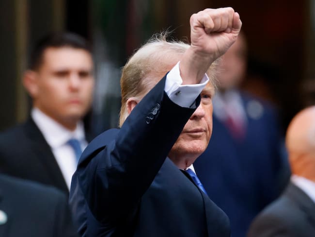 New York (United States), 30/05/2024.- Former US President Donald Trump gestures to the media and the crowd outside of Trump Tower after a jury found him guilty on all 34 counts in his criminal trial in New York State Supreme Court in New York, New York, USA, 30 May 2024. Trump was found guilty on all 34 felony counts of falsifying business records related to payments made to adult film star Stormy Daniels during his 2016 presidential campaign. (tormenta, Nueva York) EFE/EPA/PETER FOLEY