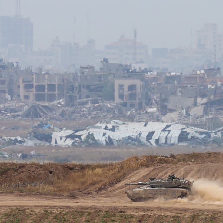 Kfar Aza (Israel), 25/04/2024.- Un tanque israelí maniobra a lo largo de la frontera entre Israel y la Franja de Gaza, cerca de Kfar Aza, este jueves. Más de 34.000 palestinos y más de 1.450 israelíes han muerto, según el Ministerio de Salud palestino y las Fuerzas de Defensa de Israel (FDI), desde que militantes de Hamás lanzaron un ataque contra Israel el 7 de octubre de 2023, y las operaciones militares israelíes en Gaza y Cisjordania que le han seguido. EFE/ATEF SAFADI