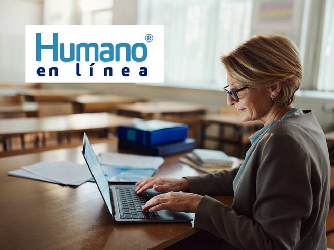 Docente usando computador junto al logo del sistema &#039;Humano en Línea&#039; (GettyImages / redes sociales)
