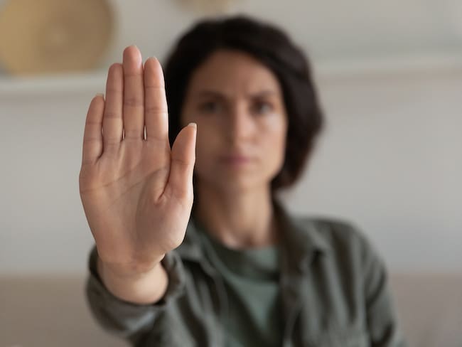 Imagen de referencia de una mujer diciendo no más. Foto: Getty Images.
