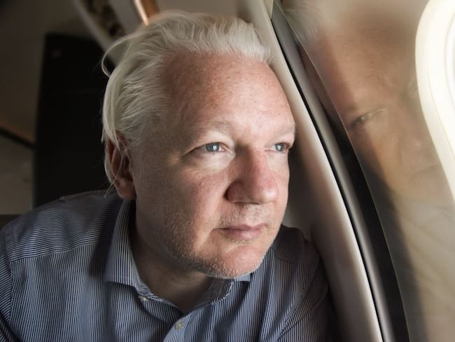 -FOTODELDIA- BANGKOK, 25/06/2024.- El fundador de Wikileaks, Julian Assange, en una imagen publicada por Wikileaks en X mientras su avión se aproxima al aeropuerto de Bangkok para hacer escala con el mensaje &quot;Acercándonos a la libertad&quot;. Según el acuerdo alcanzado con el Departamento de Justicia, Assange, de 52 años y nacionalidad australiana, se declarará culpable de un solo cargo por conspirar para obtener y difundir ilegalmente información clasificada, lo que le permitirá regresar a Australia y pondrá fin a una larga saga judicial por la filtración de documentos clasificados. EFE/ Wikileaks - SOLO USO EDITORIAL/SOLO DISPONIBLE PARA ILUSTRAR LA NOTICIA QUE ACOMPAÑA (CRÉDITO OBLIGATORIO) -