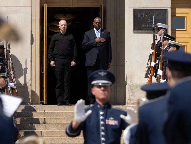 Arlington (United States), 25/06/2024.- Israeli Defense Minister Yoav Gallant (L) and US Secretary of Defense Lloyd Austin (R) observe the playing of the national anthem of the United States by a US military band during an honor cordon at the Pentagon in Arlington, Virginia, USA, 25 June 2024. US Secretary of Defense Lloyd Austin met with Israeli Defense Minister Yoav Gallant at the Pentagon and discussed the ongoing situation in Gaza and Israeli military operations in the region. (Estados Unidos) EFE/EPA/MICHAEL REYNOLDS