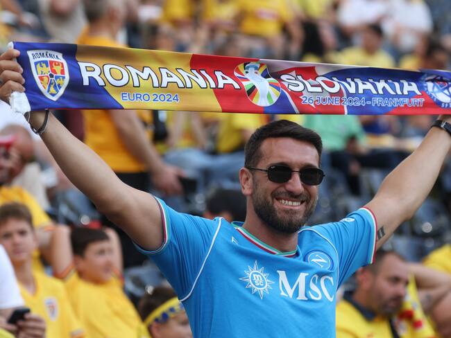 Frankfuer Am Main (Germany), 26/06/2024.- A soccer fans holds up a scarf before the UEFA EURO 2024 group E soccer match between Slovakia and Romania, in Frankfurt Main, Germany, 26 June 2024. (Alemania, Rumanía, Eslovaquia) EFE/EPA/MOHAMMED BADRA