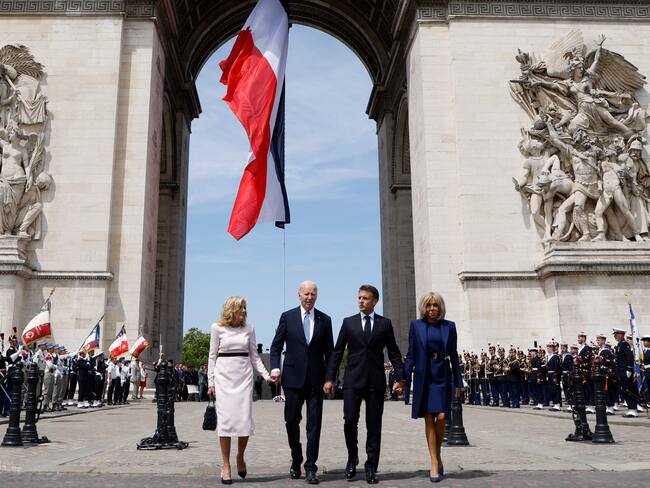 Paris (France), 08/06/2024.- France&#039;s President Emmanuel Macron (C-R), his wife Brigitte Macron (R), US President Joe Biden (C-L) with US First Lady Jill Biden (L) during a ceremony at the Arc of Triomphe in Paris, France, 08 June 2024. US President Joe Biden is due to meet French President Emmanuel Macron for talks at the Elysee Palace in Paris followed by a state banquet given in his honor. (Francia) EFE/EPA/LUDOVIC MARIN / POOL MAXPPP OUT
