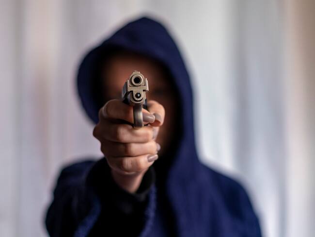 Imagen de referencia de persona con arma de fuego. Foto: Getty Images