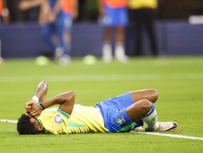 Inglewood (United States), 25/06/2024.- Brazil forward Rodrygo reacts on the ground during the second half of the CONMEBOL Copa America 2024 group D soccer match between Brazil and Costa Rica, in Inglewood, California, USA, 24 June 2024. (Brasil) EFE/EPA/CAROLINE BREHMAN