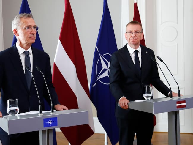 Riga (Latvia), 11/06/2024.- Latvian President Edgars Rinkevics (R) and NATO Secretary General Jens Stoltenberg give statements during their meeting in the Riga Palace, Latvia, 11 June 2024. The meeting took place during the NATO Eastern Flank countries, or the so-called Bucharest Nine (B9) summit in Riga. Stoltenberg was awarded by Latvia&#039;s highest state decoration, the Order of the Three Stars, for special contributions to the Latvian state. (Letonia, Bucarest) EFE/EPA/TOMS KALNINS