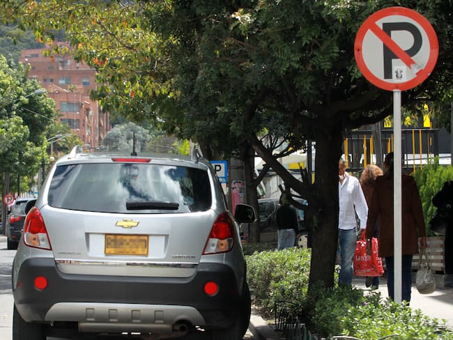 Carro mal estacionado al lado de una señal de prohibido parquear (Colprensa)