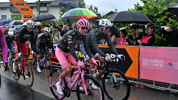 Alpago (Italy), 25/05/2024.- (L-R) Slovenian rider Tadej Pogacar of Uae Team Emirates wearing the overall leader&#039;s pink jersey, italian rider Antonio Tiberi of Bahrain Victorius wearing the best young rider&#039;s white jersey, at the start 20th stage of the 107 Giro d&#039;Italia 2024, cycling race over 184 km from Alpago to Bassano del Grappa, Italy, 25 May 2024. (Ciclismo, Bahrein, Italia, Eslovenia) EFE/EPA/LUCA ZENNARO