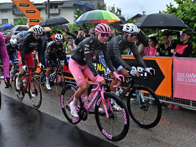 Alpago (Italy), 25/05/2024.- (L-R) Slovenian rider Tadej Pogacar of Uae Team Emirates wearing the overall leader&#039;s pink jersey, italian rider Antonio Tiberi of Bahrain Victorius wearing the best young rider&#039;s white jersey, at the start 20th stage of the 107 Giro d&#039;Italia 2024, cycling race over 184 km from Alpago to Bassano del Grappa, Italy, 25 May 2024. (Ciclismo, Bahrein, Italia, Eslovenia) EFE/EPA/LUCA ZENNARO