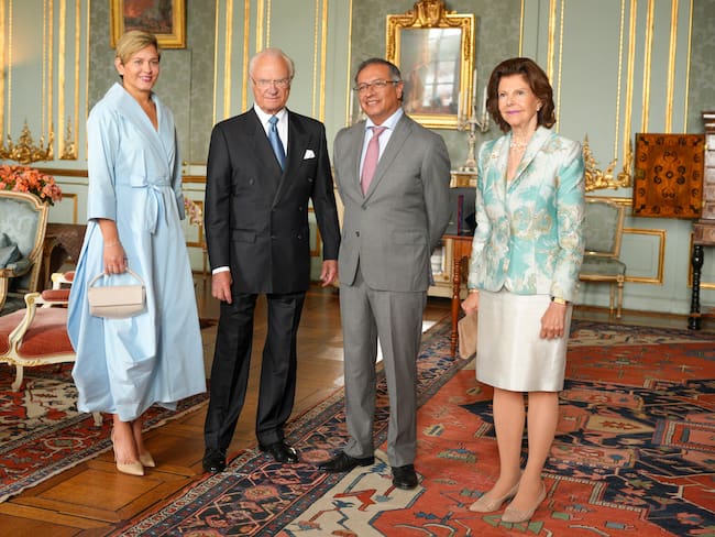 El presidente de Colombia, Gustavo Petro (2d), y la primera dama, Verónica Alcocer, almorzaron este jueves en el Palacio Real de Estocolmo junto a los reyes Carlos XVI Gustavo y Silvia de Suecia. EFE