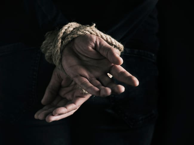 Imagen de referencia de persona con las manos atadas. Foto: Getty Images