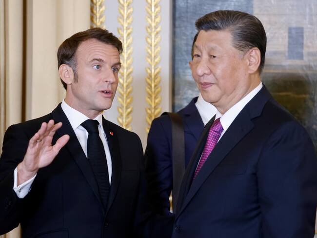Paris (France), 06/05/2024.- France&#039;s President Emmanuel Macron (L) speaks with Chinese President Xi Jinping (R) during an official state dinner for the Chinese president at the Elysee Palace in Paris, France, 06 May 2024. The Chinese president is on a two-days state visit to France. (Francia) EFE/EPA/LUDOVIC MARIN / POOL MAXPPP OUT